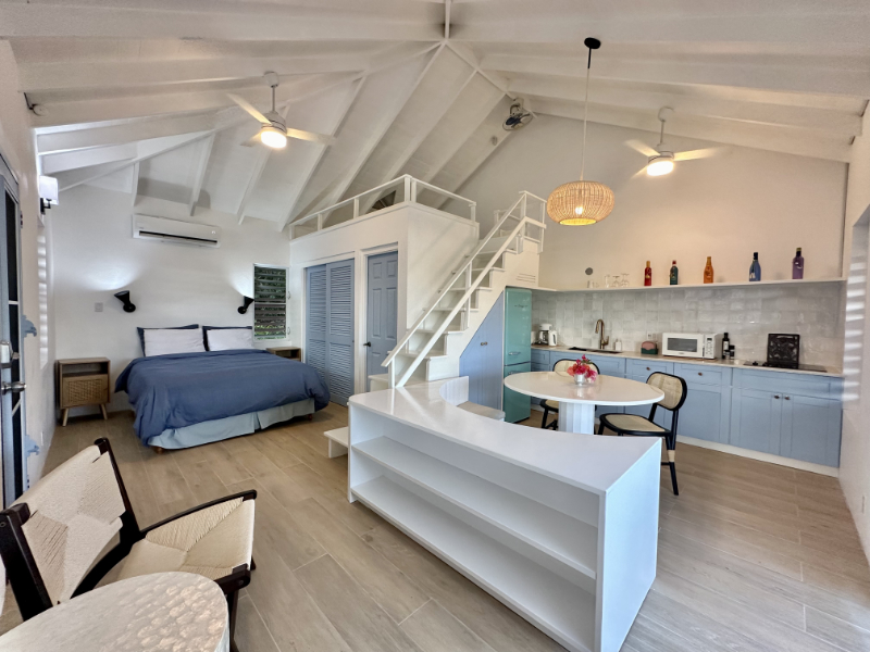 Paradise Properties - Falmouth Beach Apartment The Little Red Door (b1 - 2 Beds)
